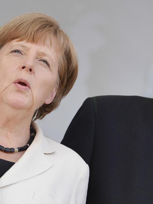Bundeskanzlerin Angela Merkel (CDU) und Bayerns Ministerpräsident Horst Seehofer (CSU) singen am 21.05.2014 am Ende einer Kundgebung zur Europawahl vor der Marienkirche in Hof (Bayern) das Bayernlied.