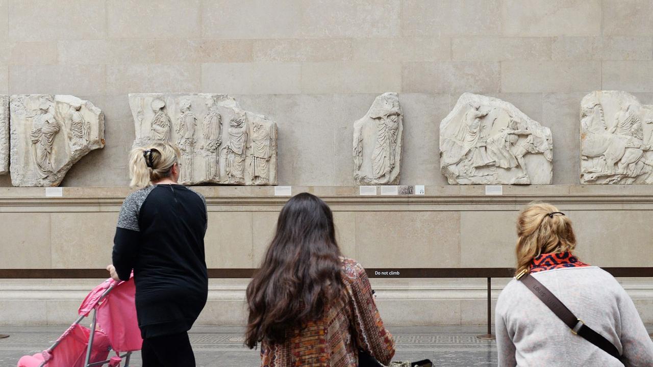 Mehrere Frauen betrachten Skulpturen der "Parthenon-Marbles"-Sammlung, auch als "Elgin-Marbles" bekannt, im Londoner British Museum im Oktober 2014.