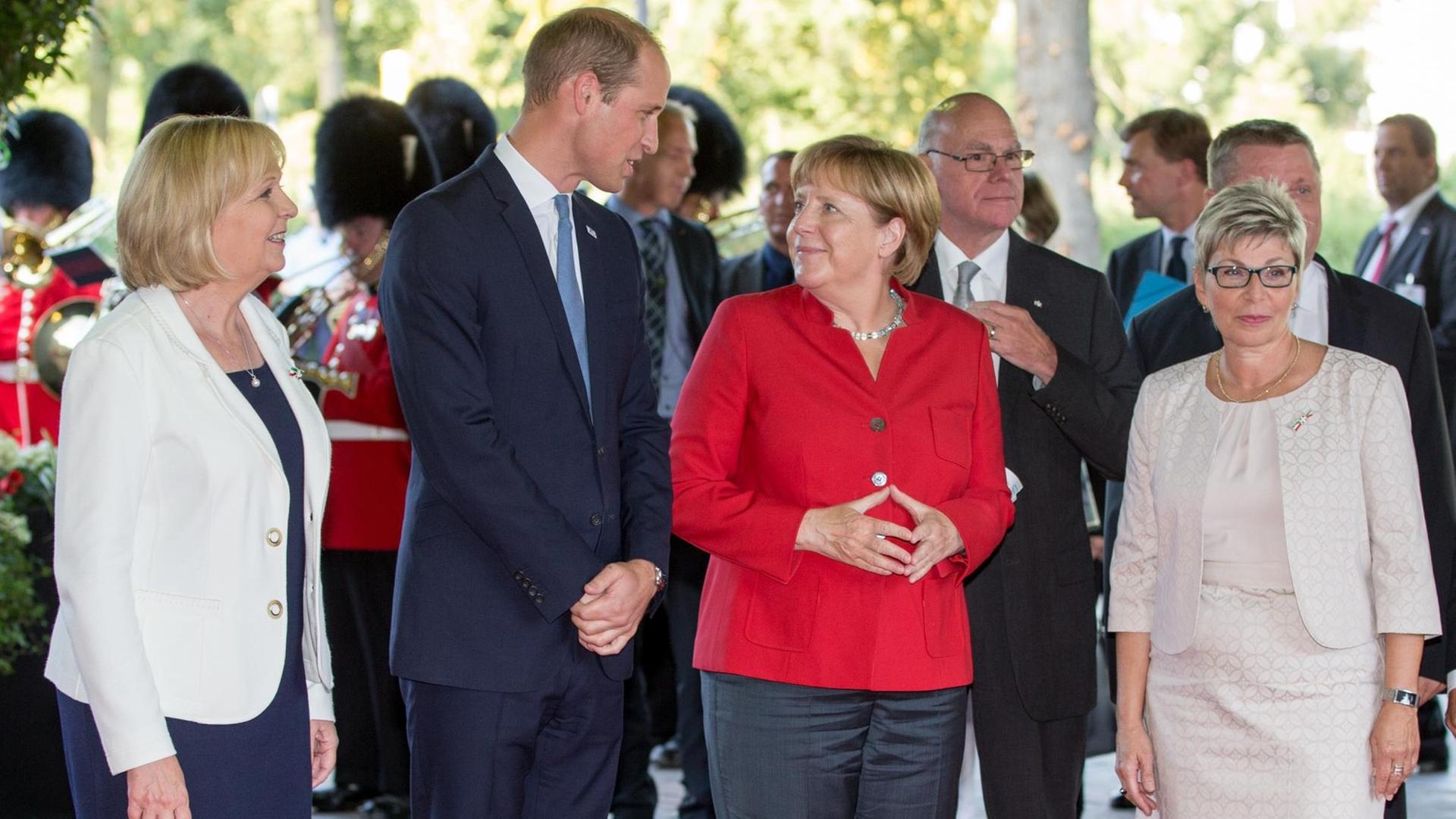 Die nordrhein-westfälische Ministerpräsidentin Hannelore Kraft (SPD, l-r), Prinz William von Großbritannien und Nordirland, Bundeskanzlerin Angela Merkel (CDU), und die Präsidentin des Landtags von NRW, Carina Gödecke, am Rande des Festakts zu 70 Jahren NRW.
