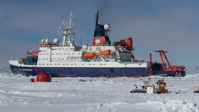 Das Forschungsschiff "Polarstern" liegt bei einer seiner Reisen in der Antarktis an einer Eiskante.