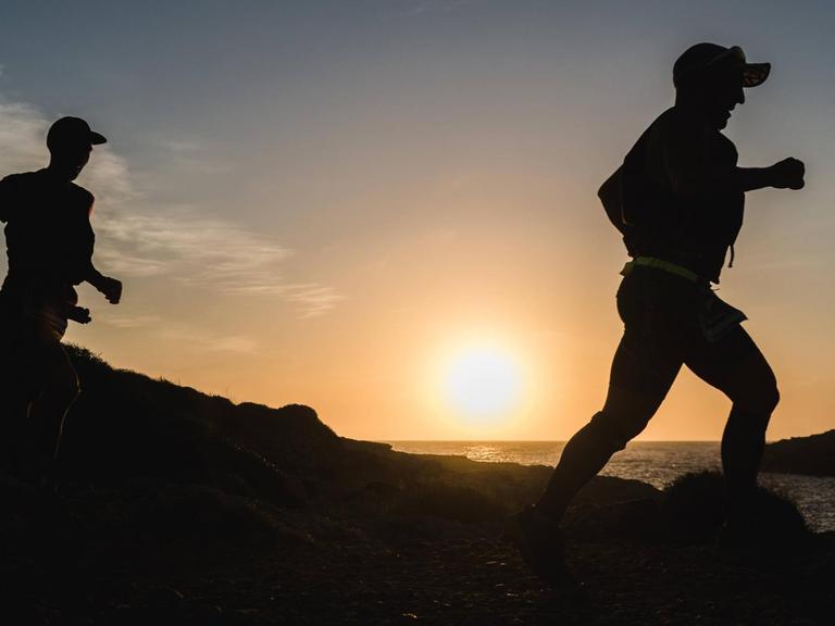 Sport Bilder des Tages May 22, 2021, Menorca, Spain: Trail runners participate at the 2nd day in the Menorca Trail Cami de Cavalls around the Balearic Island, one of the longest in Europe. Due to the COVID-19 crisis, the 2021 edition of this 185km ultra-trail is split into two parts to comply with the ongoing curfew between 11 pm and 6 am. Spain - ZUMAo105 20210522_zap_o105_001 Copyright: xMatthiasxOesterlex