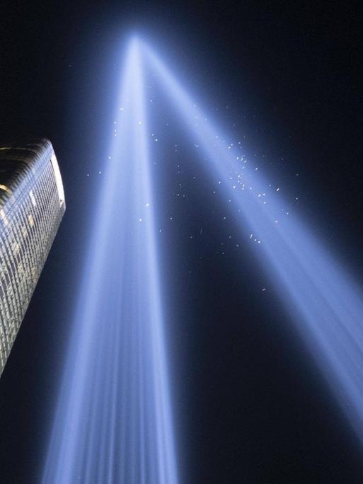 Eine Lichtinstallation in New York erinnert am Vorabend des Jahrestags der Terroranschläge am 11.9.2021 an die Opfer. Zwei Lichtstrahlen verjüngen sich in den Nachthimmel. Eine Lichtinstallation in New York erinnert am Vorabend des Jahrestags der Terroranschläge am 11.9.2021 an die Opfer. Zwei Lichtstrahlen verjüngen sich in den Nachthimmel.