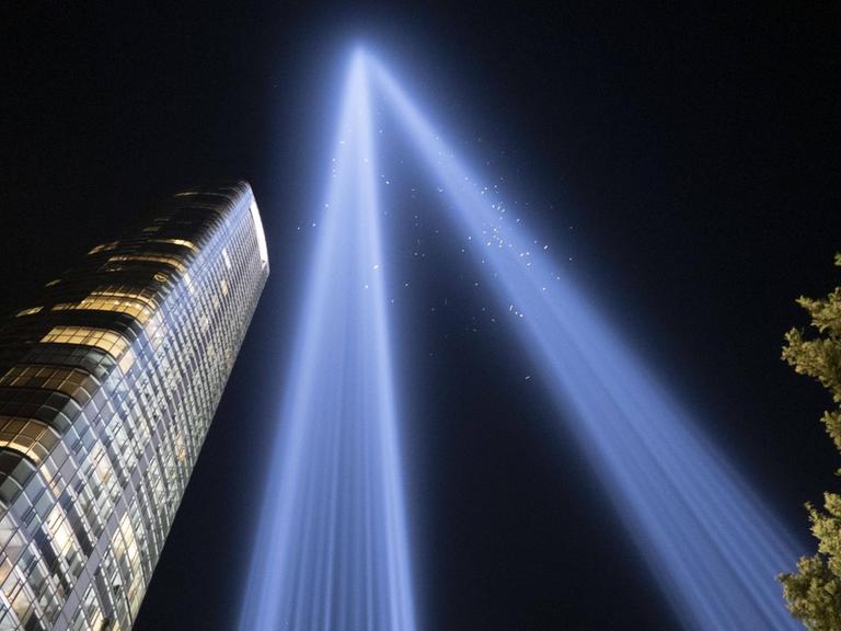 Eine Lichtinstallation in New York erinnert am Vorabend des Jahrestags der Terroranschläge am 11.9.2021 an die Opfer. Zwei Lichtstrahlen verjüngen sich in den Nachthimmel. Eine Lichtinstallation in New York erinnert am Vorabend des Jahrestags der Terroranschläge am 11.9.2021 an die Opfer. Zwei Lichtstrahlen verjüngen sich in den Nachthimmel.