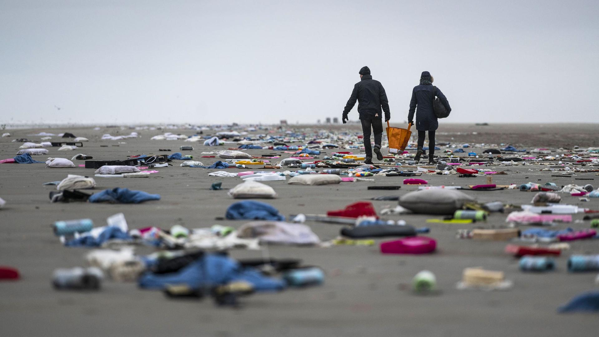 Plastik-Müll vor der niederländischen Küste bei Schiermonnikoog. Zuvor hatte ein Schiff Container verloren.