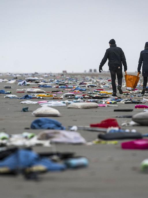 Plastik-Müll vor der niederländischen Küste bei Schiermonnikoog. Zuvor hatte ein Schiff Container verloren.