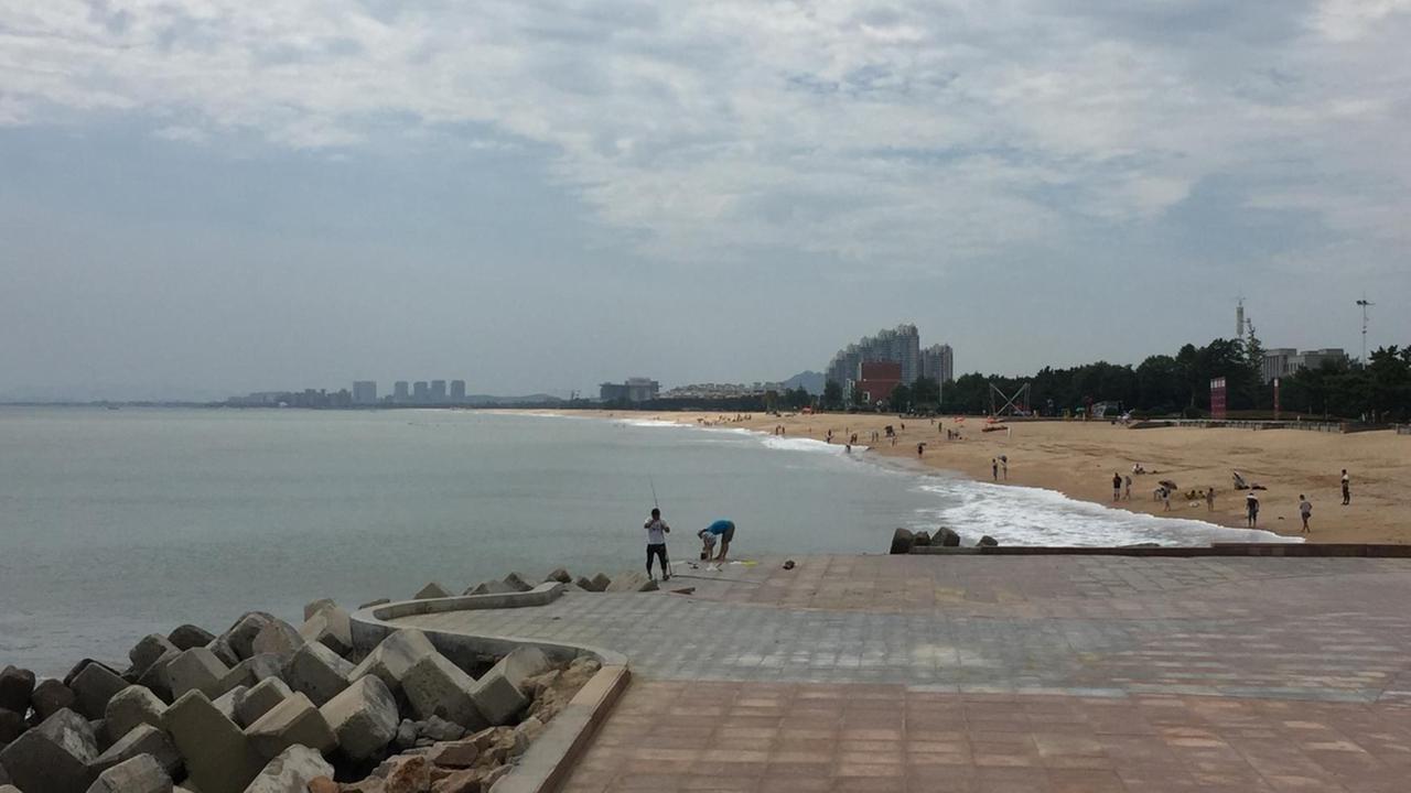 Ein Blick auf den grauen Strand der chinesischen Ostküstenstadt Rongcheng.