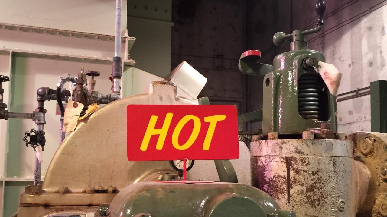 "Hot" steht als Warnung auf der Technik in Reaktor B.