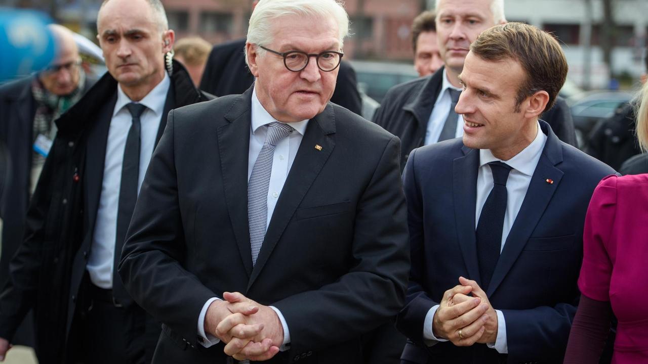 Emmanuel Macron (r), Präsident von Frankreich, und Frank-Walter Steinmeier, Bundespräsident, kommen zu der Veranstaltung "Youth for Peace - 100 Years after World War I - 100 Ideas for Peace" um mit jungen Menschen über Frieden zu sprechen.