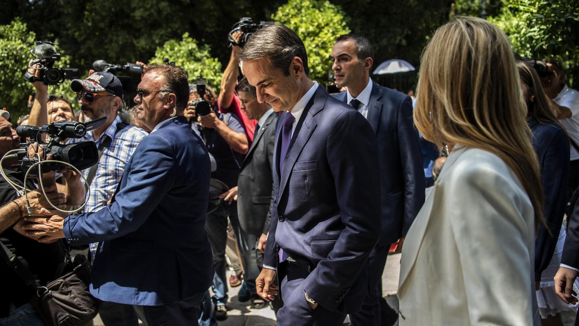 Das Foto zeigt den griechischen Ministerpräsidenten Kyriakos Mitsotakis (Mitte) und seine Frau Mareva.