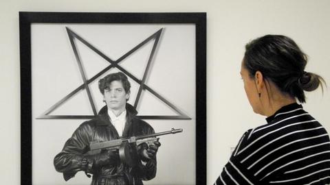 New York: Eine Besucherin betrachtet ein Selbstporträt des Fotografen Robert Mapplethorpe in der Ausstellung "Implicit Tensions: Mapplethorpe Now" im Guggenheim Museum.
