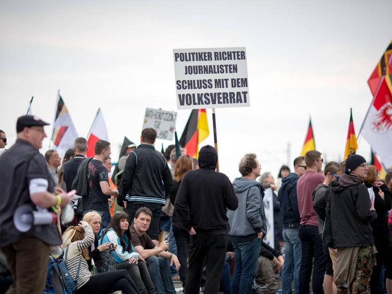 Etwa 350 Demonstranten aus dem rechten Lager, darunter Anhänger der NPD, von HoGeSa (Hooligans gegen Salafisten), von Pegida sowie Reichsbürger und rechte Burschenschaftler protestieren auf einer Kundgebung unter dem Motto "Gemeinsam für Deutschland" auf dem Washingtonplatz.