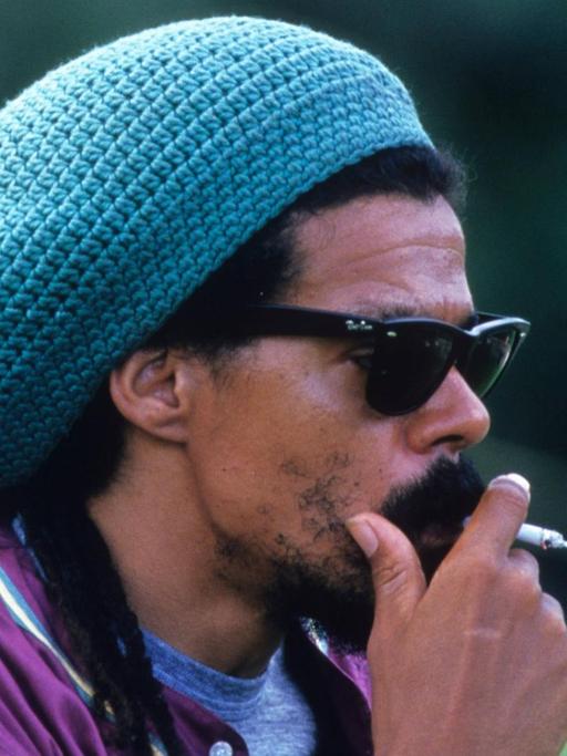Ein Rastafari in Jamaika raucht einen Joint