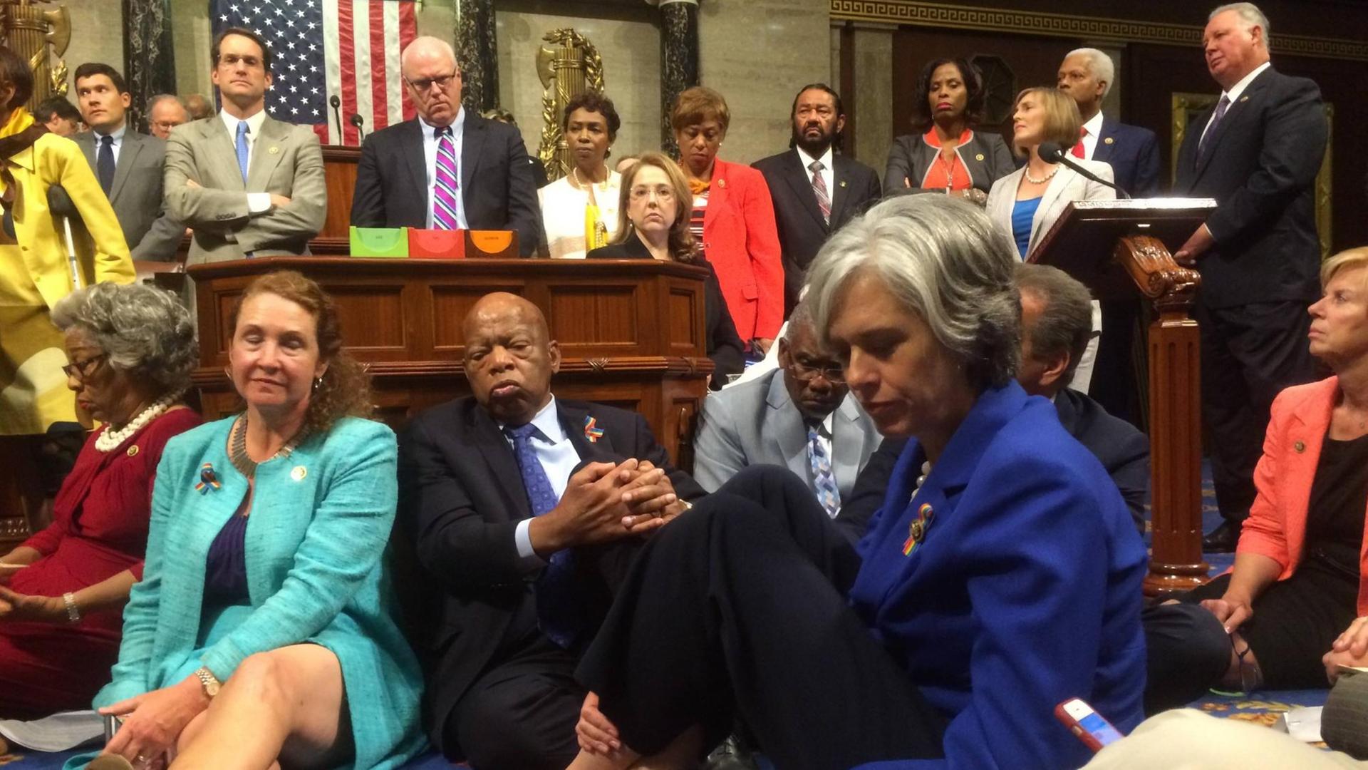 Abgeordnete der Demokraten sitzen auf dem Boden des US-Repräsentatenhauses.