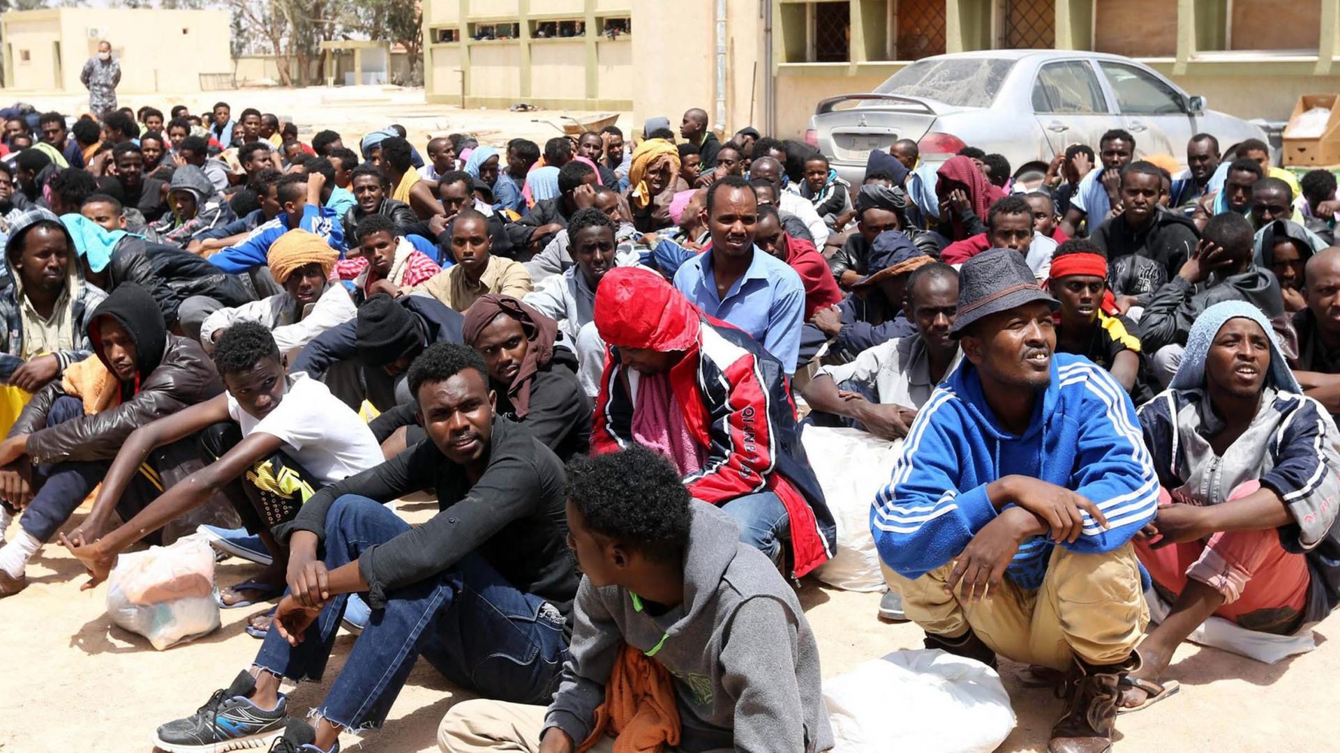Flüchtlinge sitzen in Libyen in einem Zentrum für illegale Flüchtlinge fest.