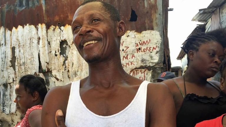 Porträt von Jeuliton, Bewohner eines Armenviertels, nahe des Hafens der haitianischen Hauptstadt Port-au-Prince.