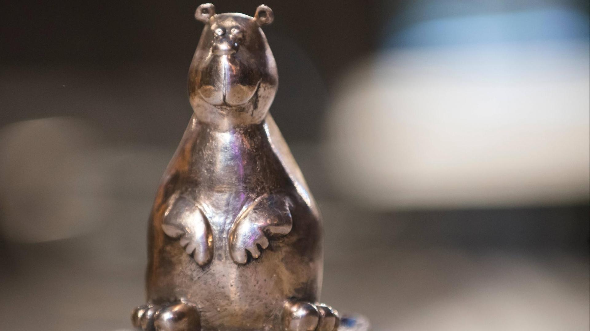 Der "Teddy Award", ein aufrecht sitzender Bär.