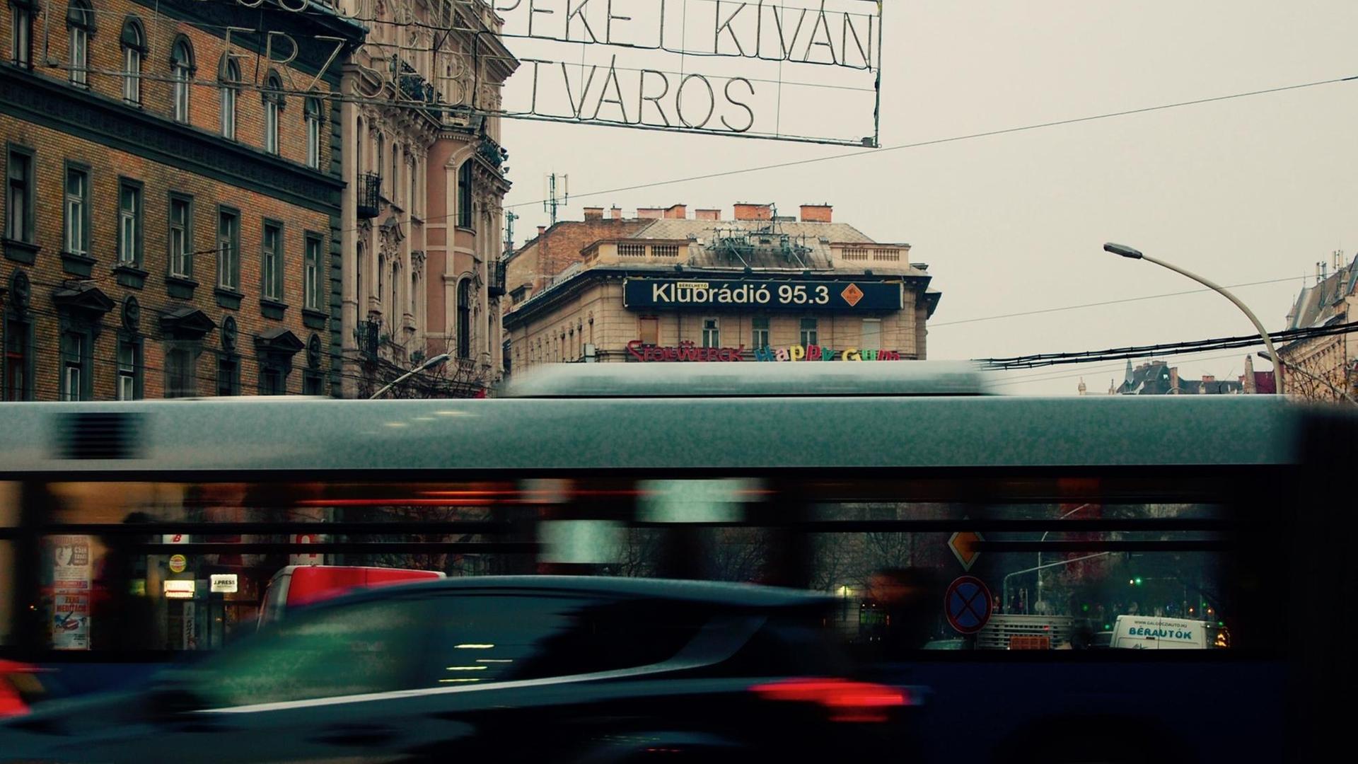 Werbung für Klubradio in Budapest "Frohe Feiertage wünscht Elisabeth-Stadt".