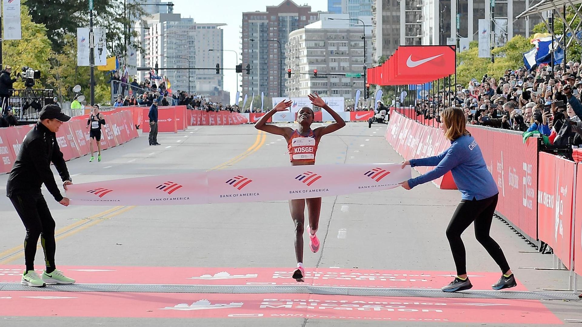 Brigid Kosgei läuft beim Marathon in Chicago durch das Ziel.