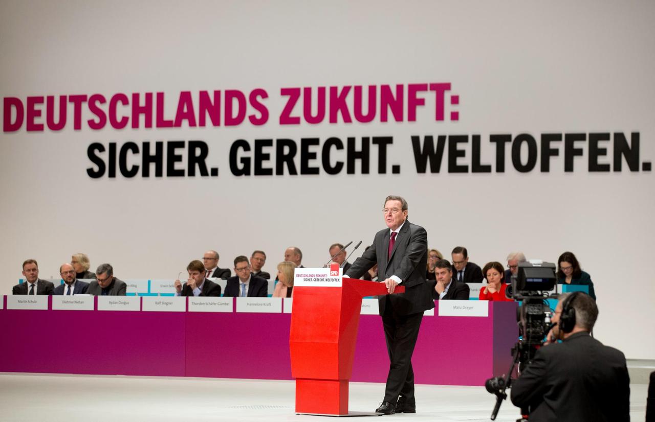 Alt-Bundeskanzler Gerhard Schröder (SPD) spricht am 10.12.2015 beim SPD-Bundesparteitag in Berlin.