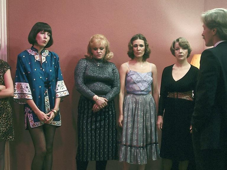 Szene aus dem Film "Utopia": Die Frauen stehen in einer Reihe.