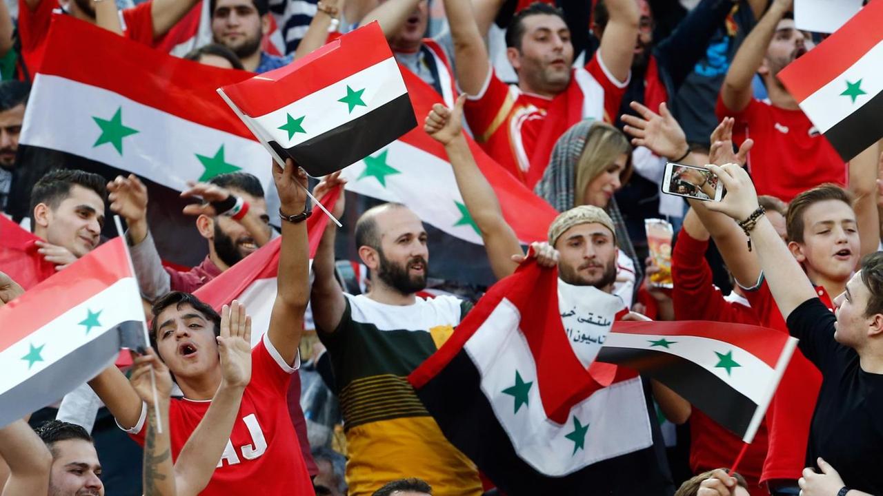 Fußball: WM-Qualifikation, Iran - Syrien, Gruppenphase am 05.09.2017 im Azadi Stadium in Teheran (Iran). Fans der syrischen Nationalmannschaft jubeln über das 2:2 gegen den Iran.