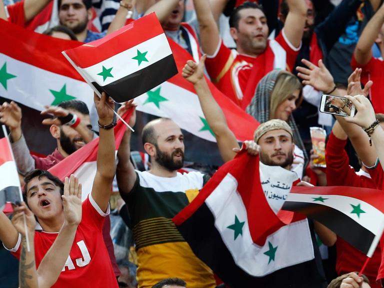 Fußball: WM-Qualifikation, Iran - Syrien, Gruppenphase am 05.09.2017 im Azadi Stadium in Teheran (Iran). Fans der syrischen Nationalmannschaft jubeln über das 2:2 gegen den Iran.