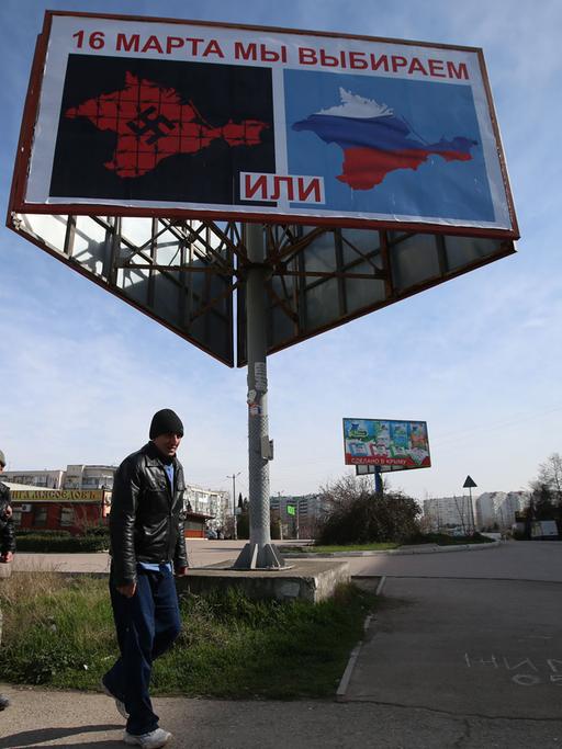 Ein Wahlplakat in der Stadt Sebastopol auf der ukrainischen Halbinsel Krim weist auf das Referendum über einen Anschluss an Russland am 16. März hin.