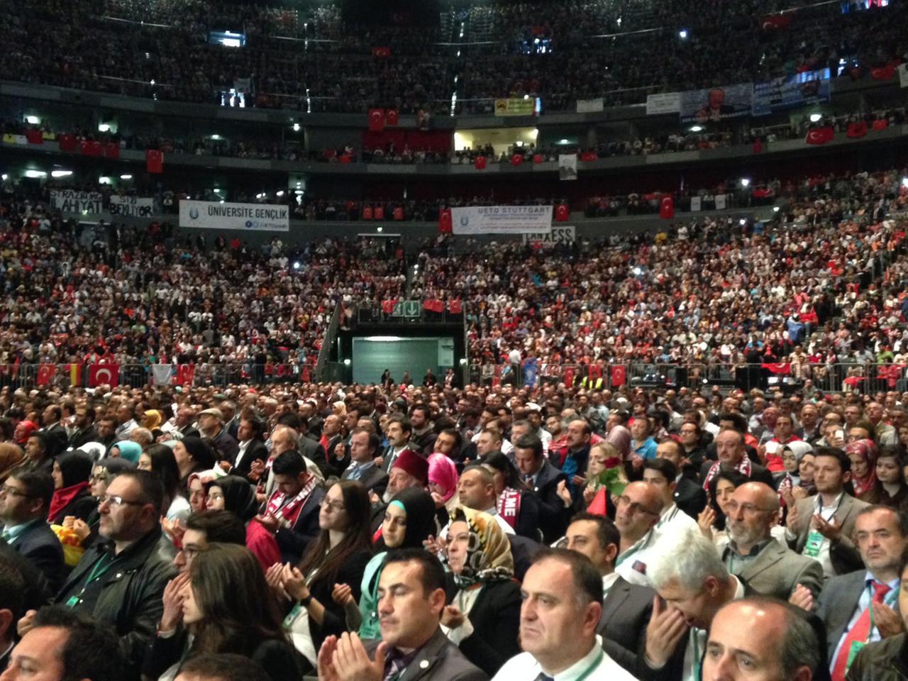 15.000 Besucher warten in der Lanxess-Arena auf den Auftritt von Erdogan.