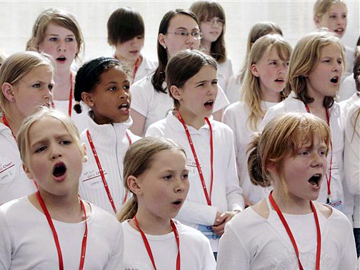 Mädchen aus einem Bremer Kinderchor singen während des Eröffungskonzertes des 1. Deutschen Chorfestes in Bremen.