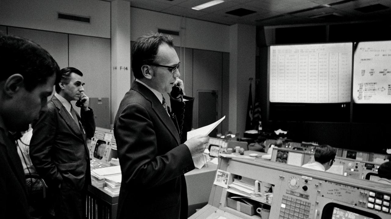 Luboš Kohoutek im Kontrollraum des Johnson Space Center während der Skylab-4-Mission
