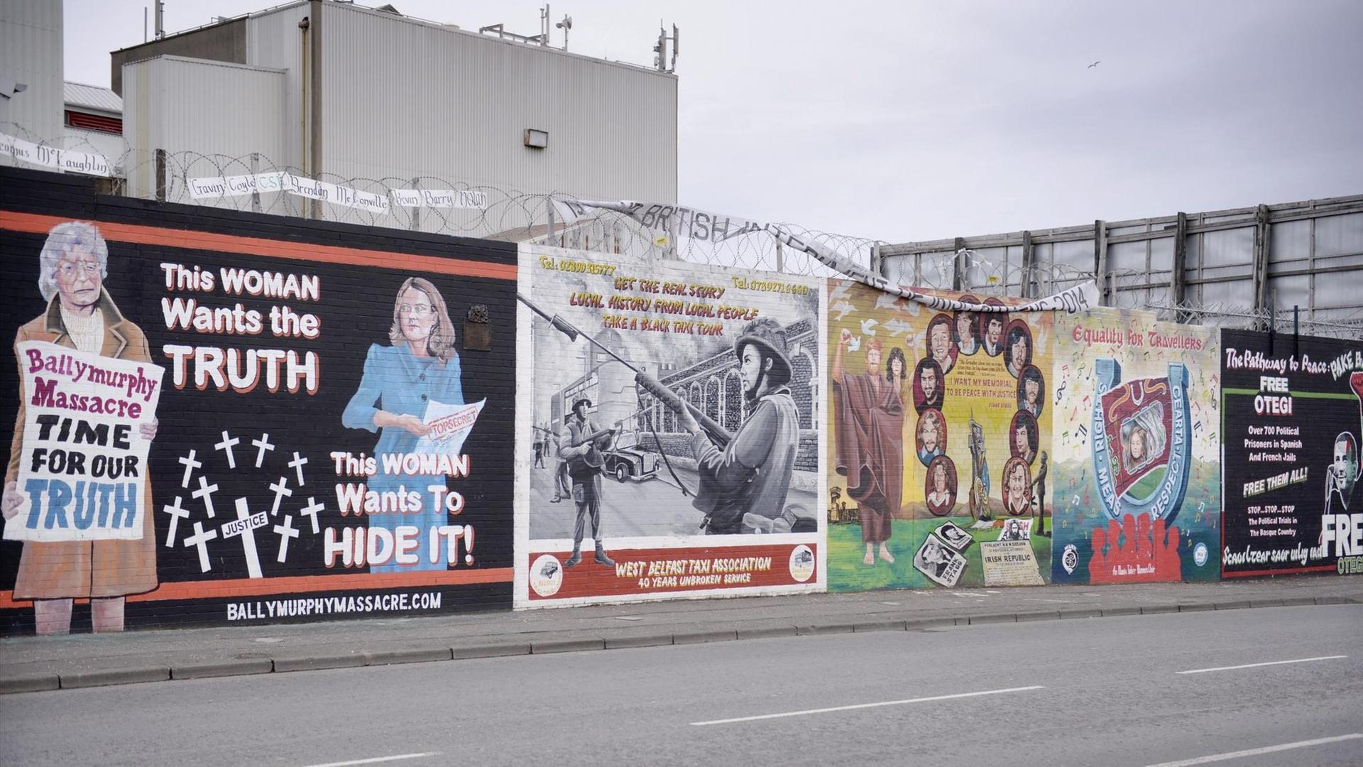 Politisches Graffiti auf der Peace Line, welche katholische und protestantische Viertel in Belfast voneinander trennt. (Falls Road, Katholischer Bereich).