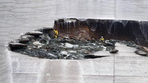 Oroville-Staudamm in den USA droht wegen Erosionsschäden zu brechen. Arbeiter kontrollieren die Risse.