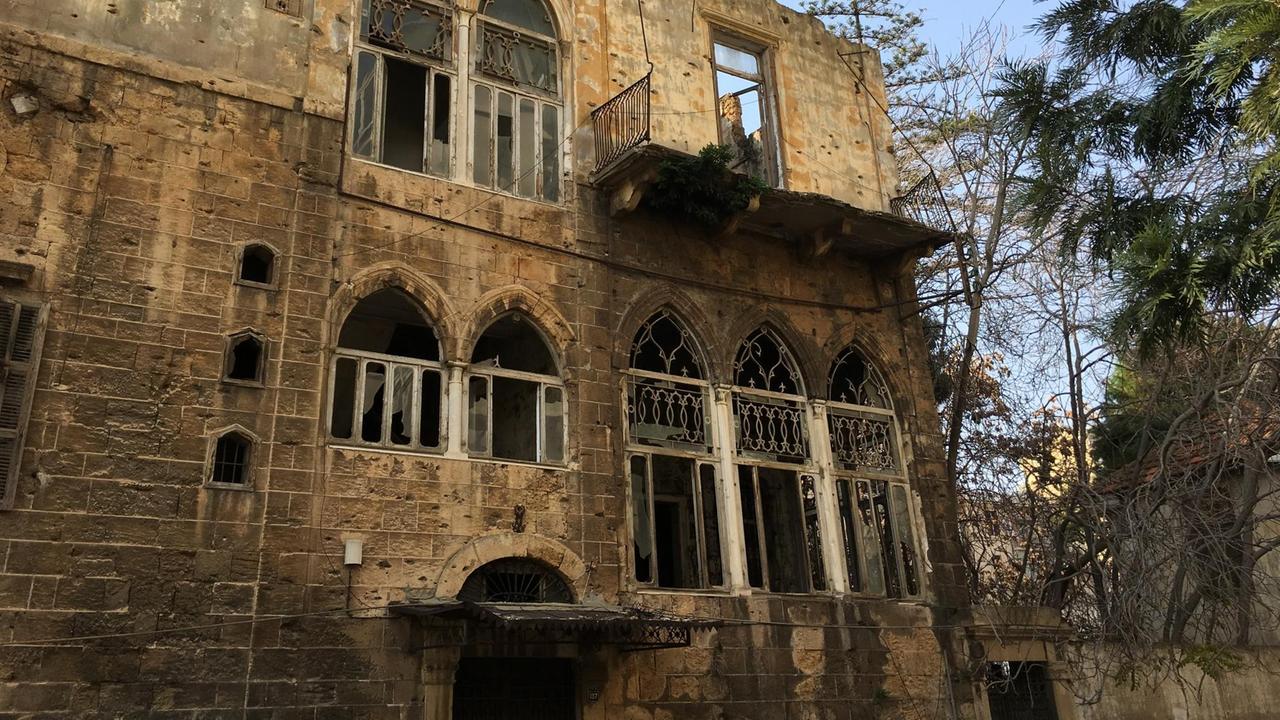 In den Straßen von Beirut sind noch manche Überreste des Bürgerkriegs vor 1990 zu finden. Ein altes Haus mit Einschusslöchern verfällt.