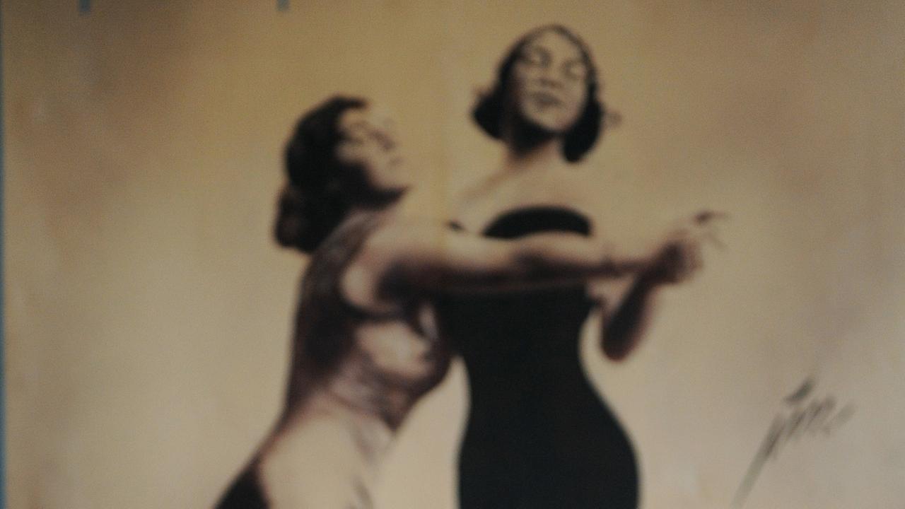 Zwei Frauen tanzen im Berlin der 1920er-Jahre in einem Varieté miteinander.