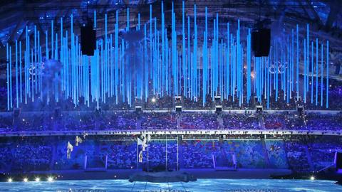 Künstler bilden bei der Abschlussfeier der Spiele in Sotschi Olympische Ringe.