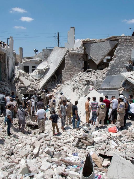 Anwohner in Aleppos Viertel Maadi im Juni 2015