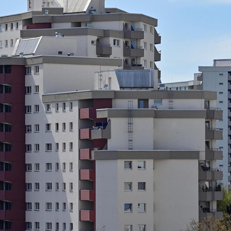 Blick auf zahlreiche Hochhäuser in Berlin. Blick auf zahlreiche Hochhäuser in Berlin.
