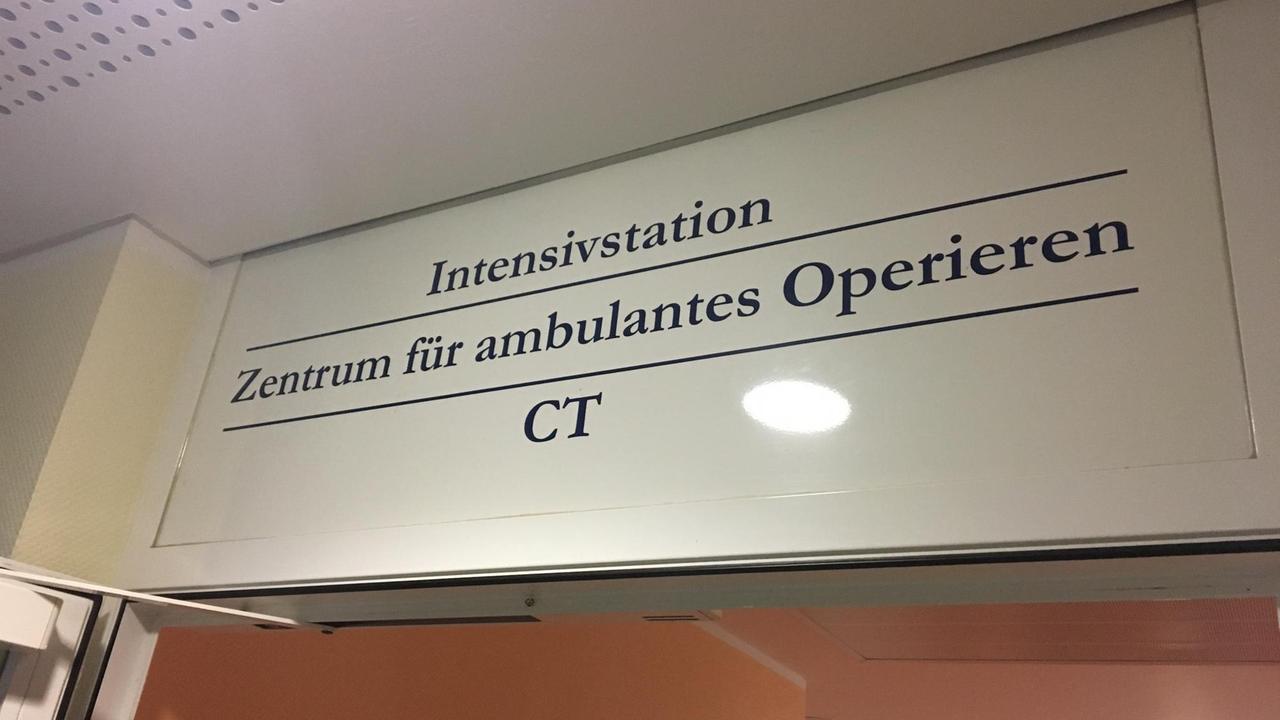 Schild mit der Aufschrift "Intensivstation Zentrum für ambulantes Operieren CT" im Krankenhaus Seehausen.