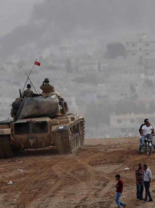 Die Grenze bei Kobane: türkische Panzer und Schaulustige