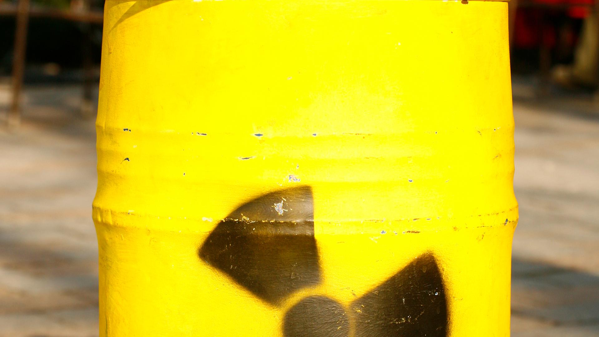 Das Zeichen für Radioaktivität auf einer gelben Tonne, aufgenommen bei einer Greenpeace-Aktion in Berlin im März 2011. Foto: Wolfram Steinberg