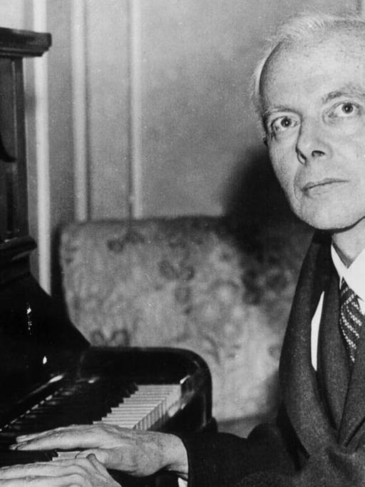 Der ungarische Komponist und Pianist Bela Bartok, aufgenommen in New York am Klavier in einer undatierten Aufnahme. Bartok wurde am 25. März 1881 im rumänischen Nagyszentmiklos (Sinnicolau Mare) geboren und starb am 26. September 1945 in New York.