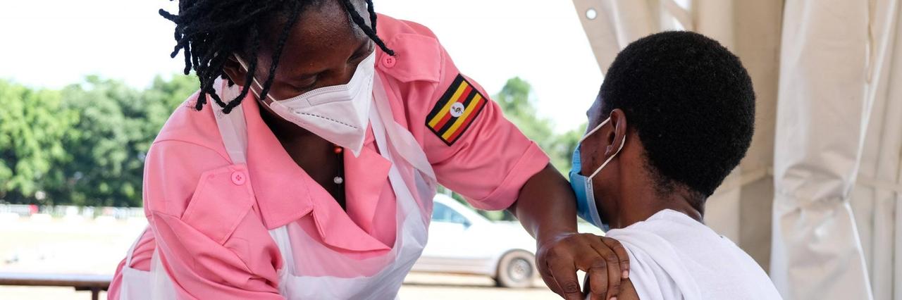 Das Foto zeigt eine Impfung in Kampala/Uganda im Juni 2021.