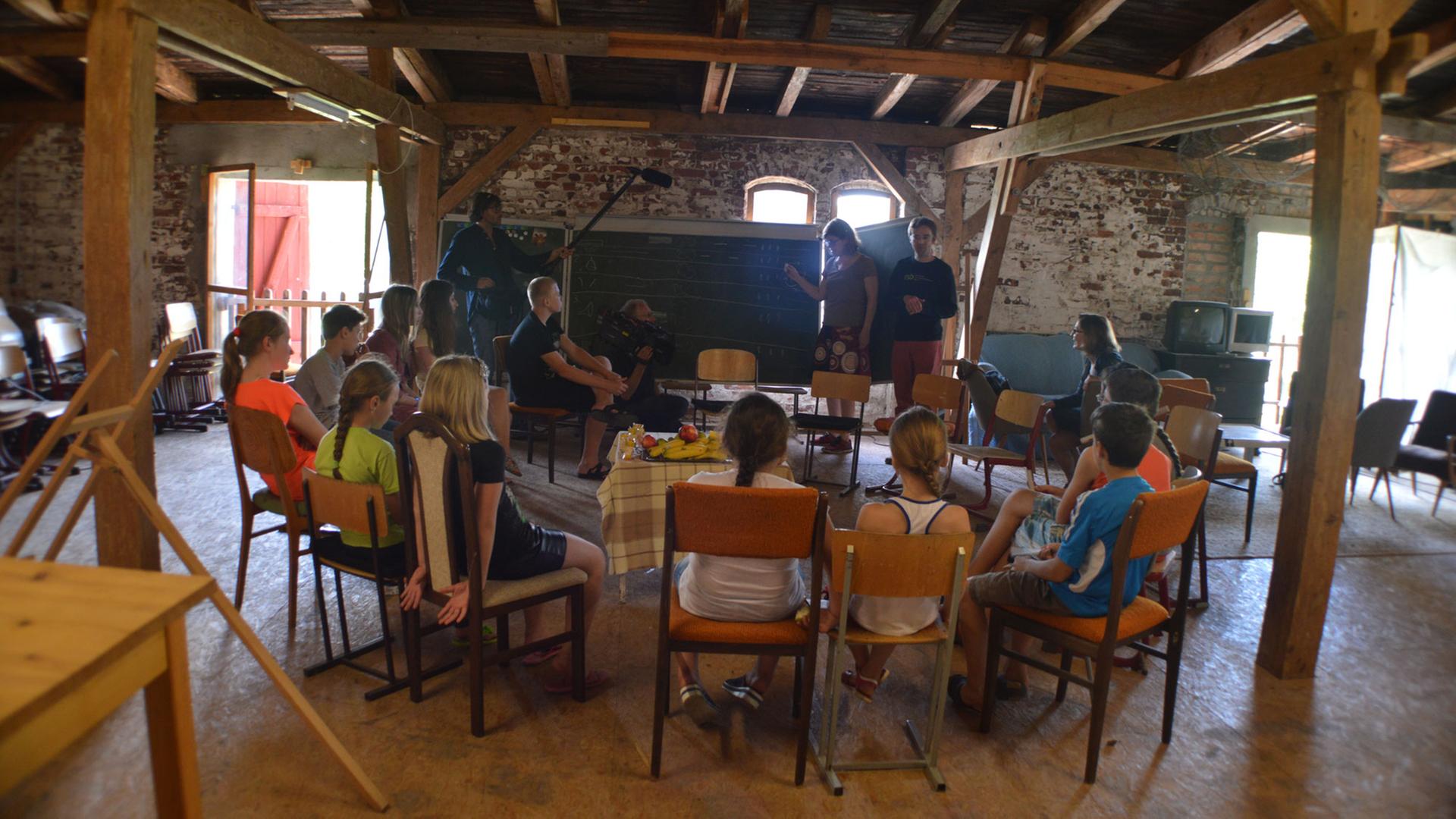 Geflohene Kinder aus der Ukraine nehmen an einem Musik-Workshop des Rundfunk-Sinfonieorchesters Berlin teil
