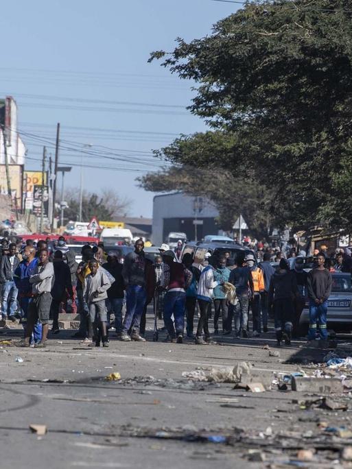 Menschen gehen in der südafrikanischen Region Gauteng auf die Straße, um gegen die Inhaftierung des früheren Präsidenten Jacob Zuma zu protestieren