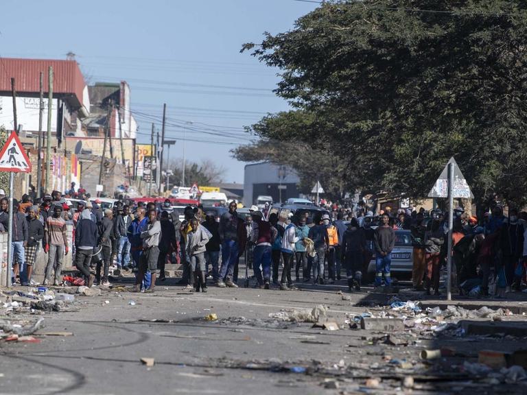 Menschen gehen in der südafrikanischen Region Gauteng auf die Straße, um gegen die Inhaftierung des früheren Präsidenten Jacob Zuma zu protestieren