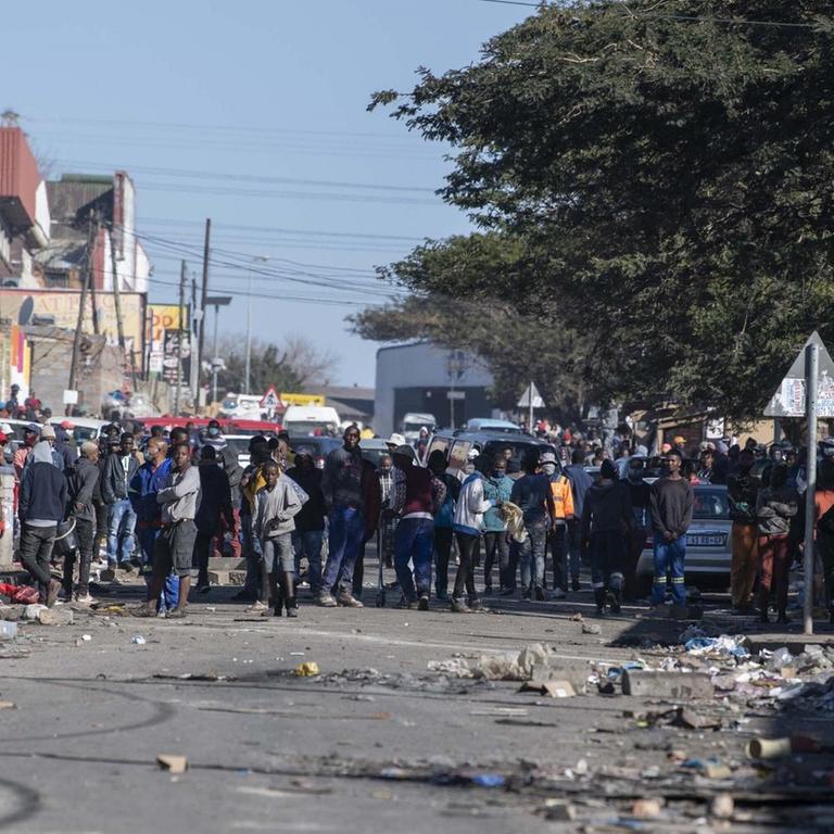 Menschen gehen in der südafrikanischen Region Gauteng auf die Straße, um gegen die Inhaftierung des früheren Präsidenten Jacob Zuma zu protestieren
