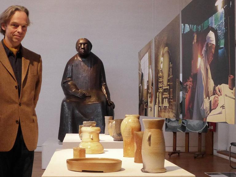 Jan Kollwitz ist Keramiker in japanischer Tradition und Urenkel der Bildhauerin Käthe Kollwitz. Die Aufnahme vom 13.12.2013 zeigt ihn in seiner Ausstellung im Käthe-Kollwitz-Museum in Berlin.