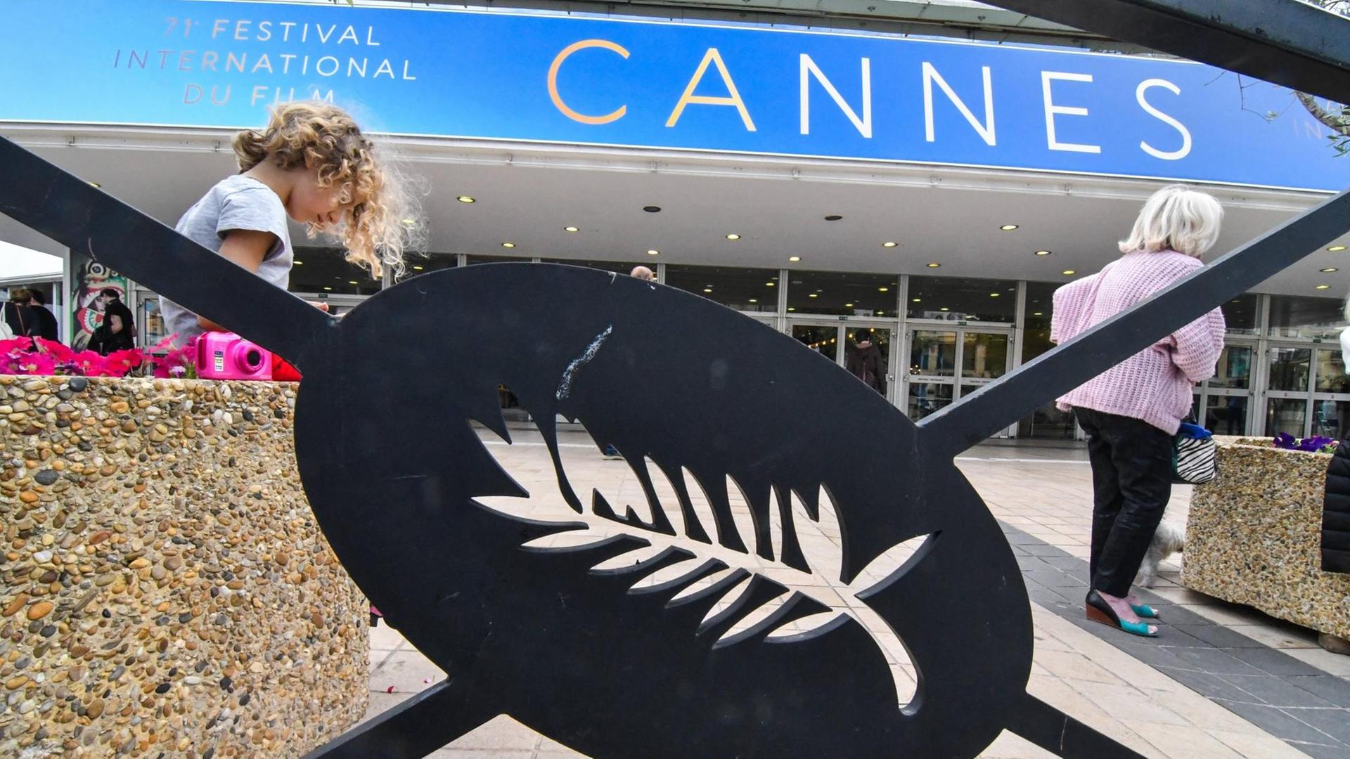 Das Bild zeigt das Logo der Filmfestspiele von Cannes, ein Palmenblatt.