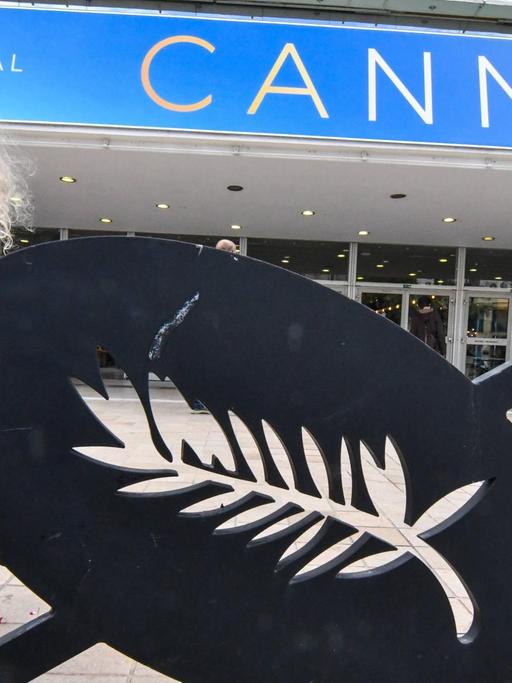 Das Bild zeigt das Logo der Filmfestspiele von Cannes, ein Palmenblatt.