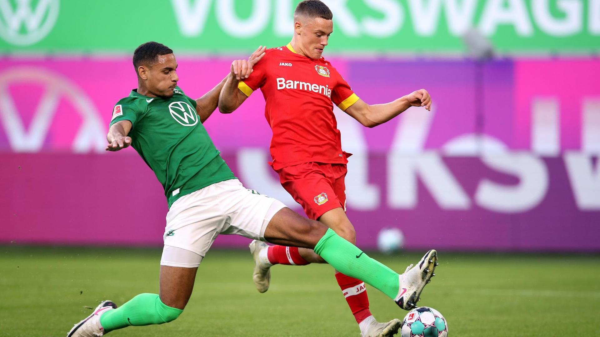 Wolfsburg's French defender Maxence Lacroix (L) and Leverkusen's German forward Florian Wirtz vie for the ball during the German first division Bundesliga football match VfL Wolfsburg v Bayer Leverkusen in Wolfsburg, northern Germany, on September 20, 2020. (Photo by Ronny Hartmann / AFP) / DFL REGULATIONS PROHIBIT ANY USE OF PHOTOGRAPHS AS IMAGE SEQUENCES AND/OR QUASI-VIDEO